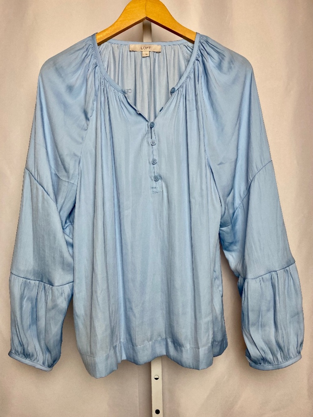 Loft Light Blue Womenʻs Soft Long Sleeve Split Neck Ruched Shoulder Blouse Large